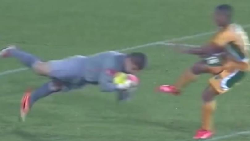 Il portiere provocatore diventa una star del web