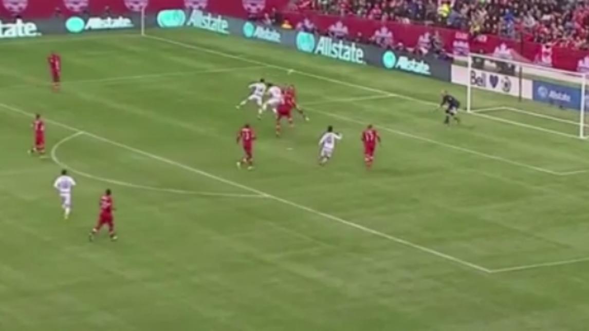 Messico, Hernandez vola in aria e segna di testa