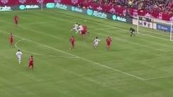 Messico, Hernandez vola in aria e segna di testa