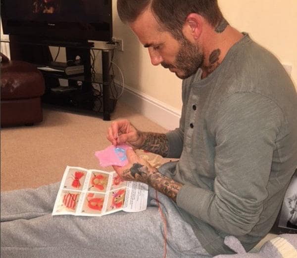 David Beckham sarto per la bambola della figlia: la foto intenerisce il web