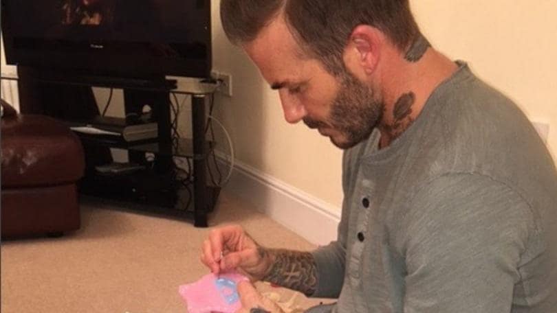 David Beckham sarto per la bambola della figlia: la foto intenerisce il web
