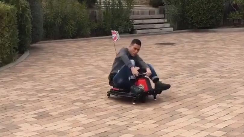 Napoli, Callejon sfreccia sul suo nuovo "bolide"!