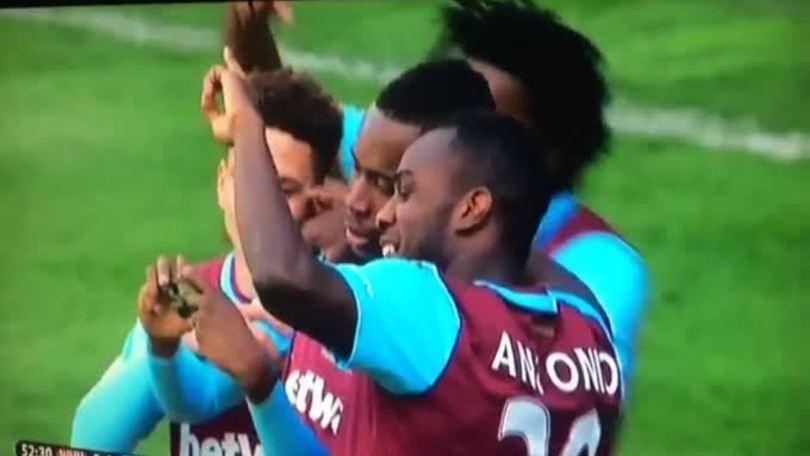 West Ham, segna e si fa un selfie in campo