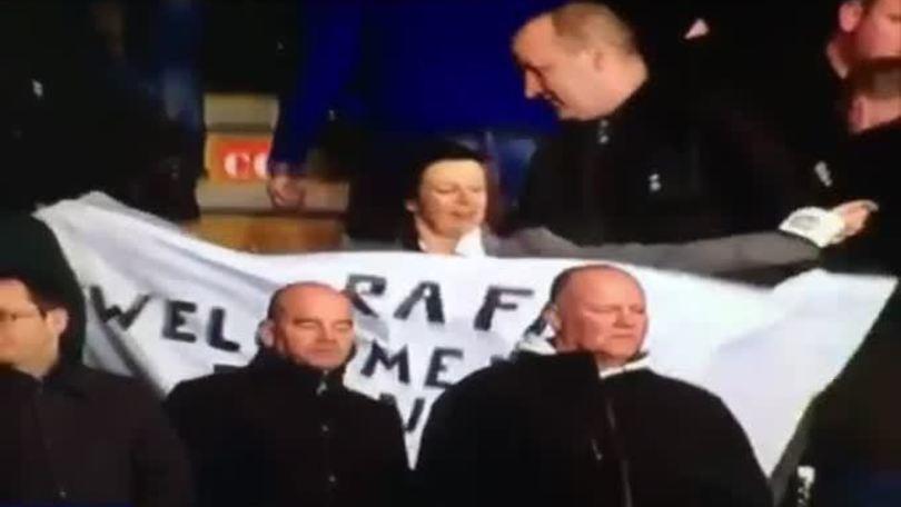 Newcastle, tifosa cade dagli spalti