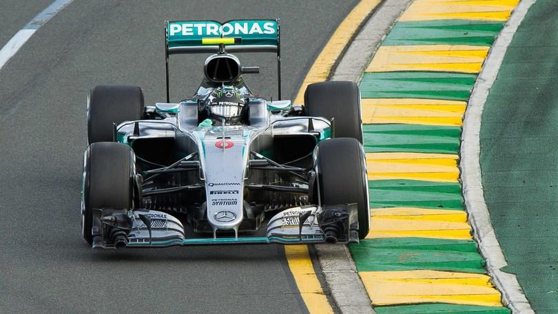 F1 Mercedes, Hamilton: «La Ferrari potrebbe essere davanti»