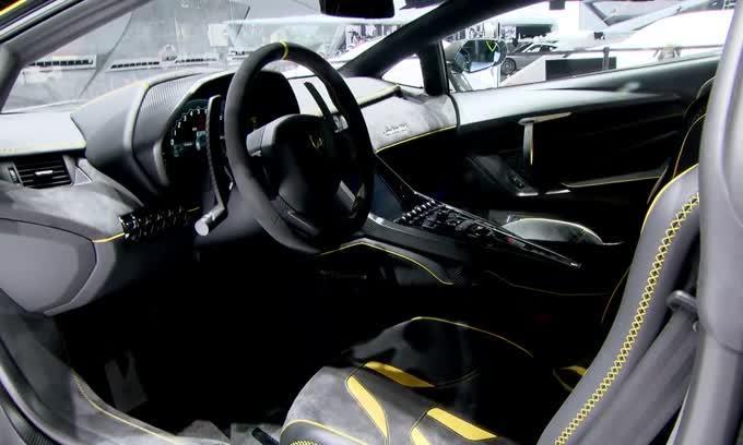 Lamborghini Centenario, gli interni di una supercar da 2 milioni