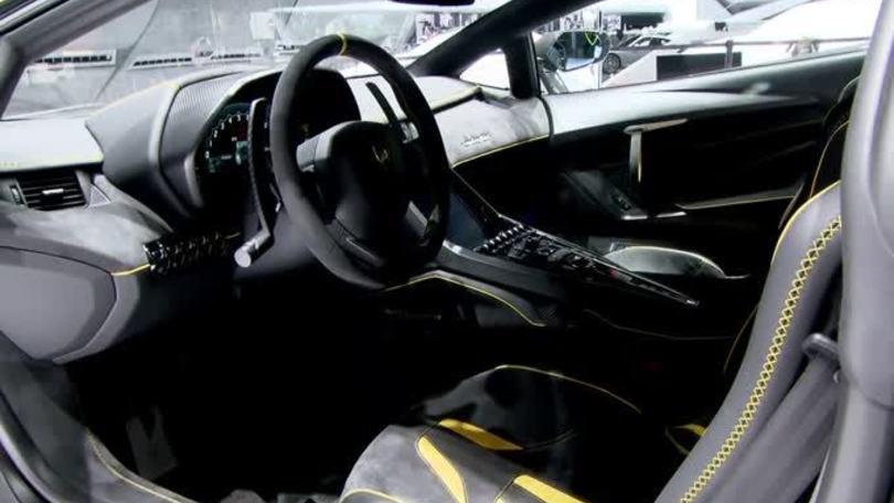 Lamborghini Centenario, l'abitacolo di una supercar da 2 milioni