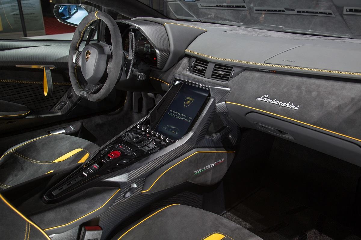 Lamborghini Centenario, com'è fatto un abitacolo da 2 milioni