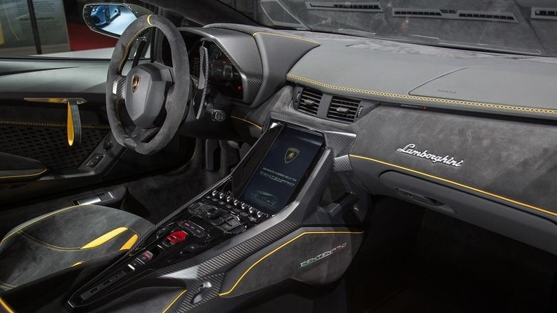 Lamborghini Centenario, com'è fatto un abitacolo da 2 milioni