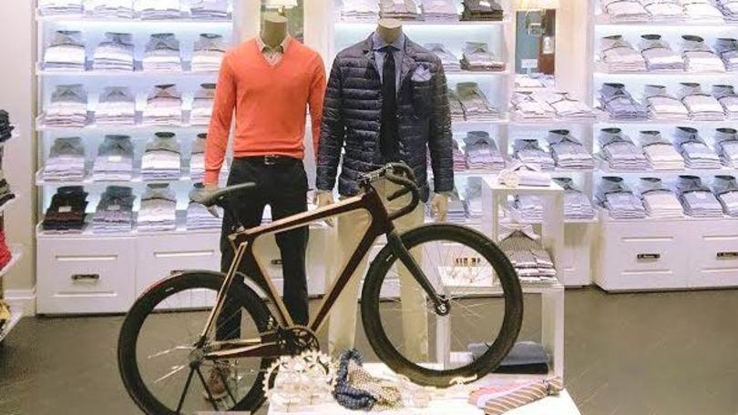 Tema bike per le vetrine di Camicissima
