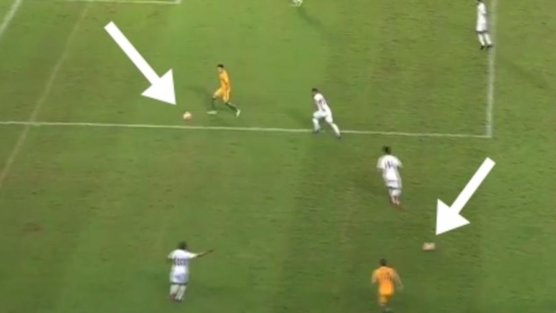 Australia ASSURDO: gol con due palloni in campo