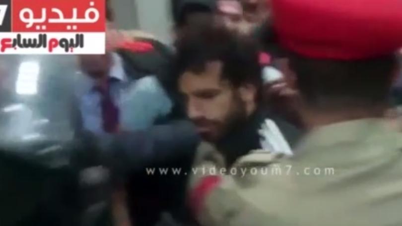 Salah assediato dalla folla, i poliziotti vogliono un selfie