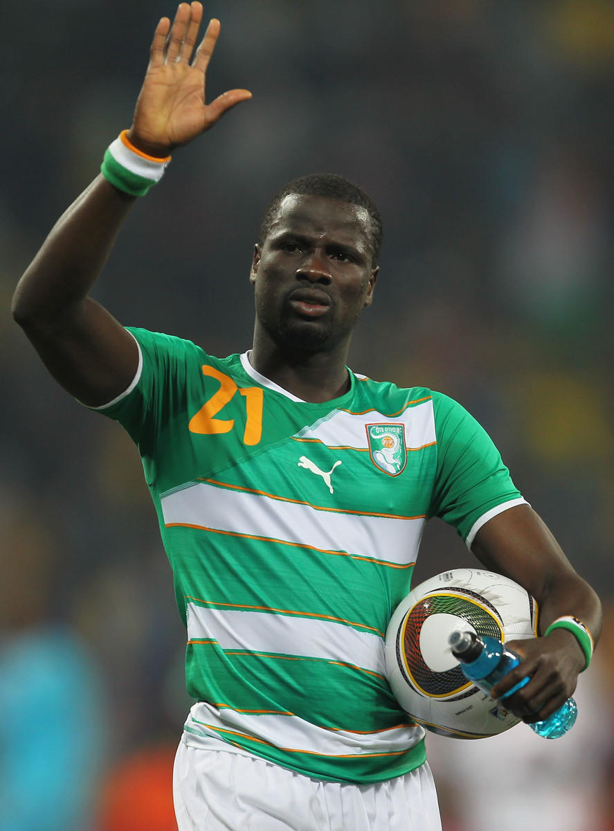 Premier League: Eboue squalificato per non aver pagato il proprio agente