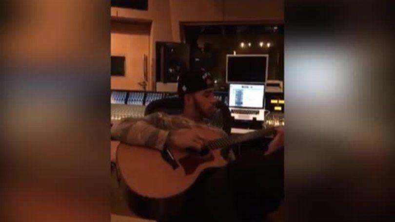 Hamilton suona con la chitarra