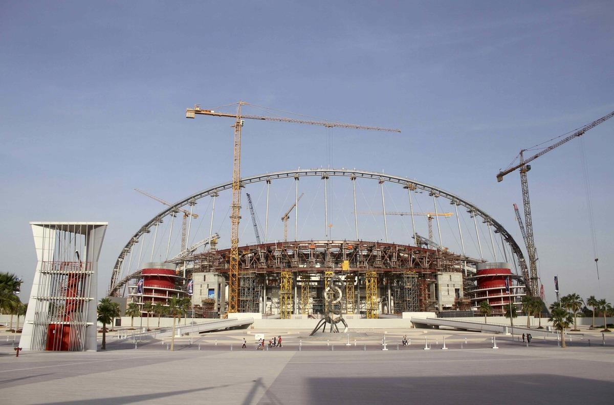 Mondiali Qatar 2022, la denuncia di Amnesty: «Operai trattati come schiavi»