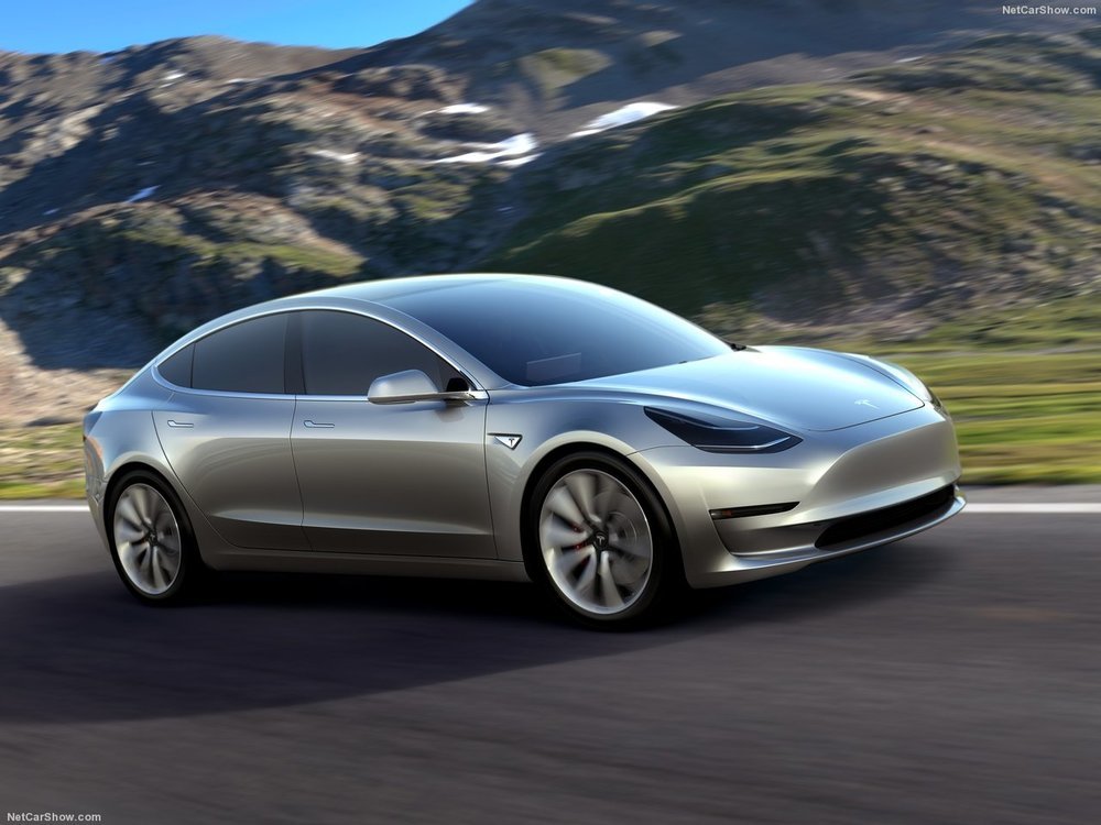 Tesla Model 3: le foto della berlina elettrica