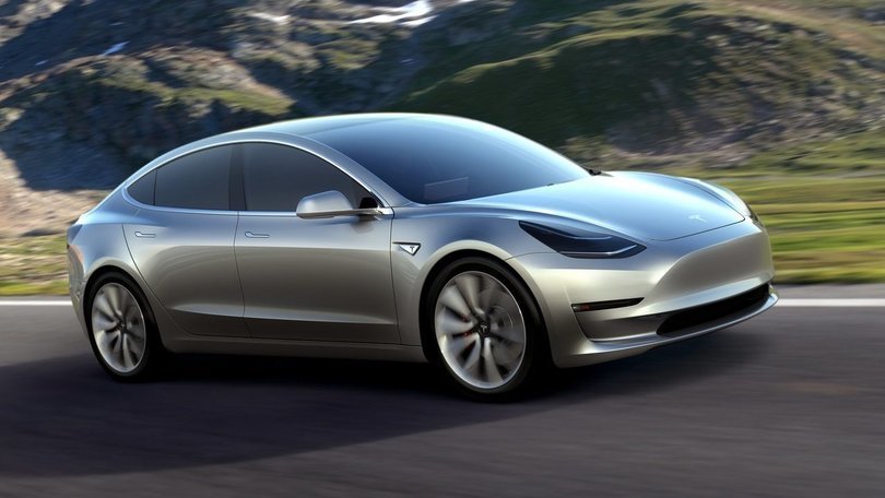 Tesla Model 3: le foto della berlina elettrica