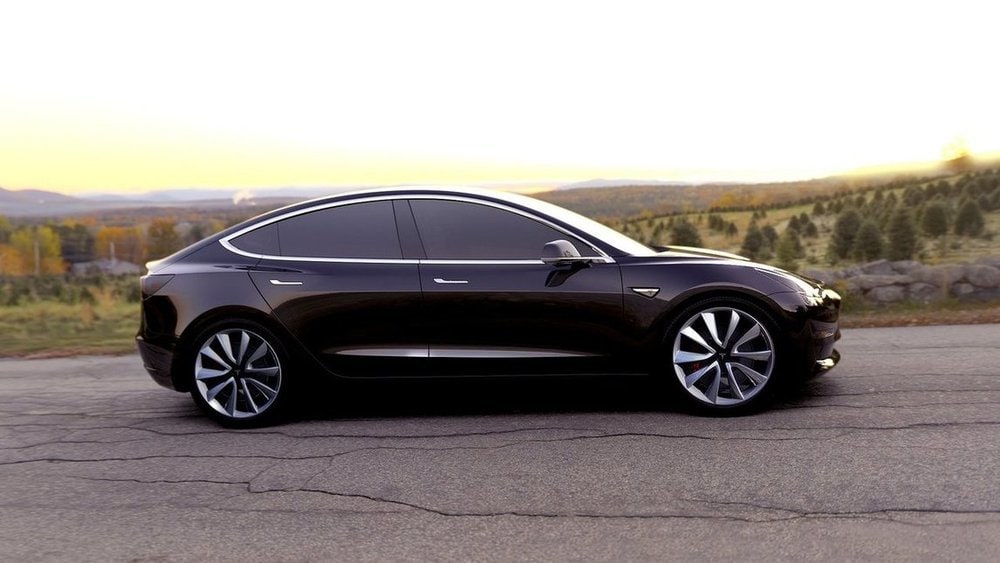 Tesla Model 3, debutto per la berlina elettrica