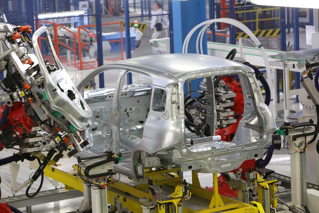 Mercato auto, anche a marzo si vola: +17,4%