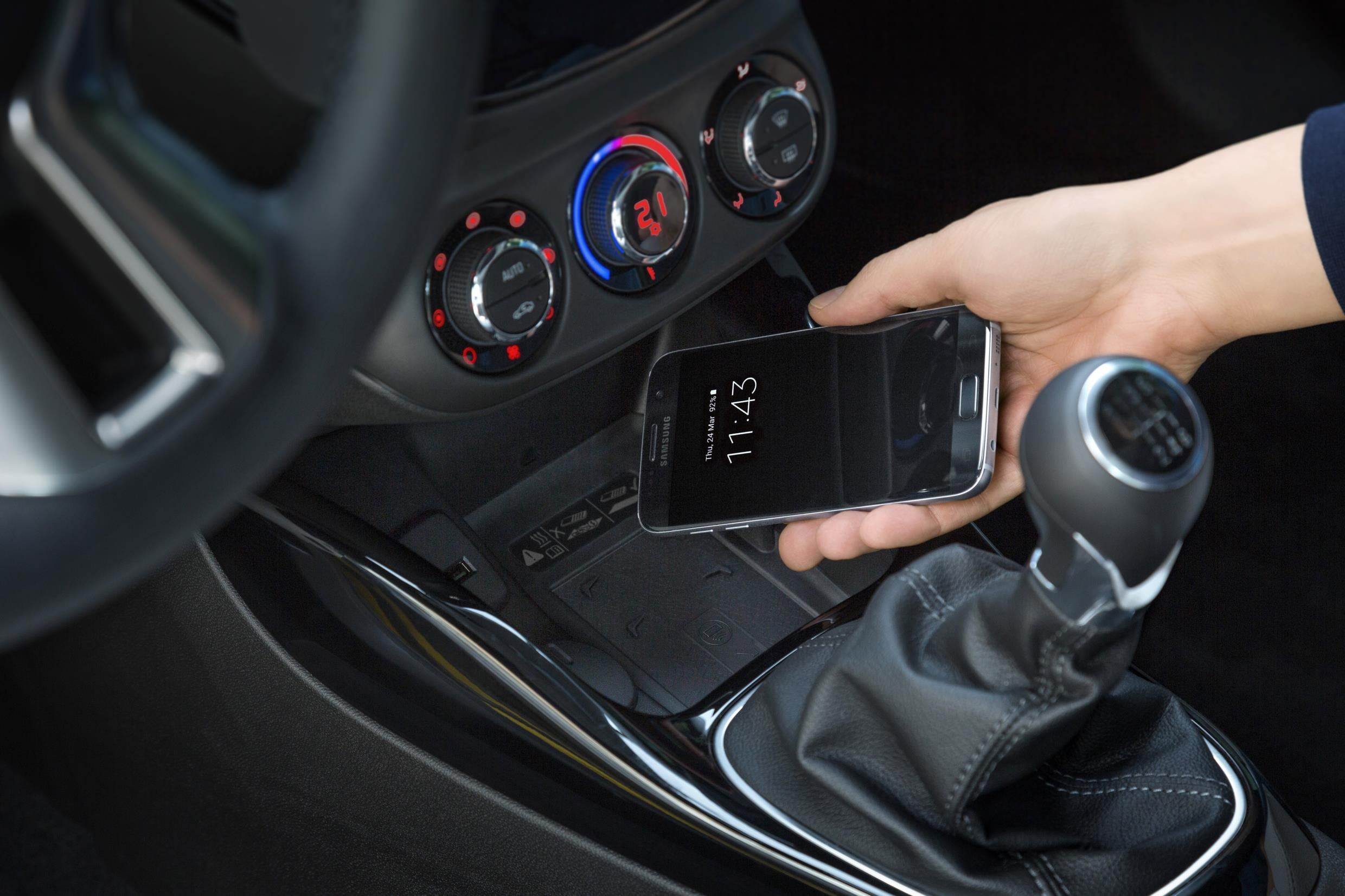Opel Adam, debutta la ricarica wireless per smartphone