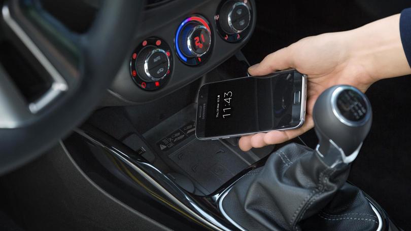 Opel Adam, debutta la ricarica wireless per smartphone