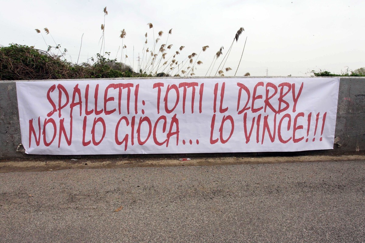 Roma, striscione per Spalletti: «Totti, il derby non lo gioca... Lo vince!»