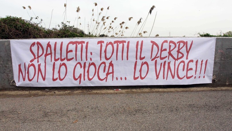Roma, striscione per Spalletti: «Totti, il derby non lo gioca... Lo vince!»
