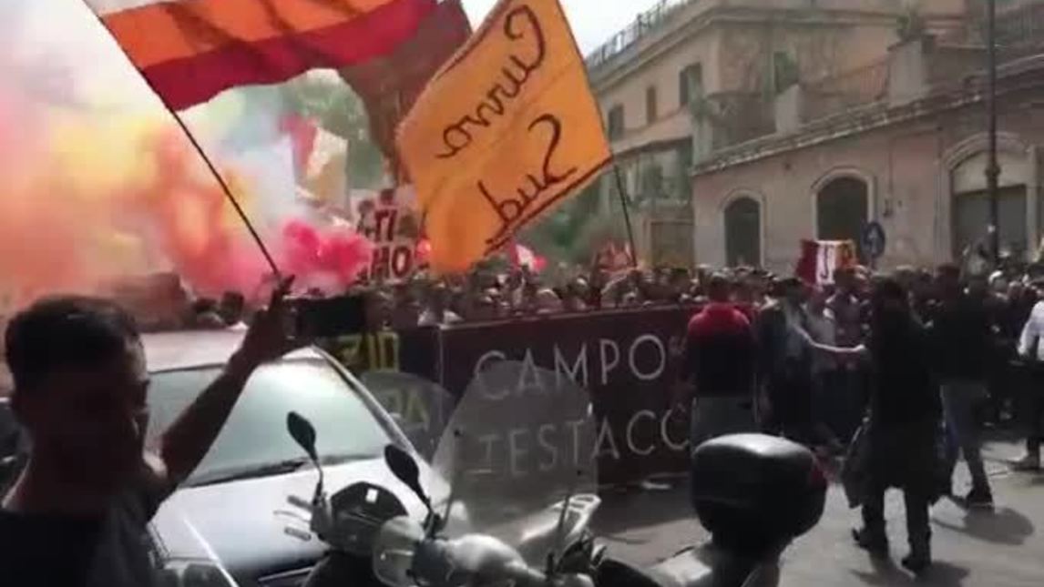 I tifosi della Roma a Testaccio per il derby