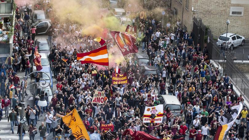 Lazio-Roma: che bolgia i tifosi giallorossi a Testaccio!