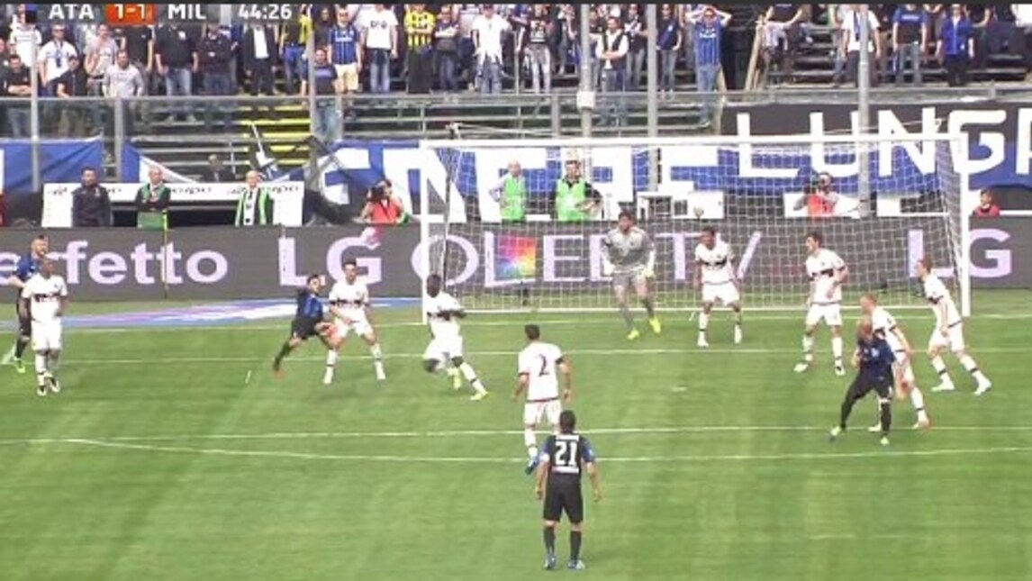 Atalanta-Milan: che acrobazia Pinilla, gol in rovesciata