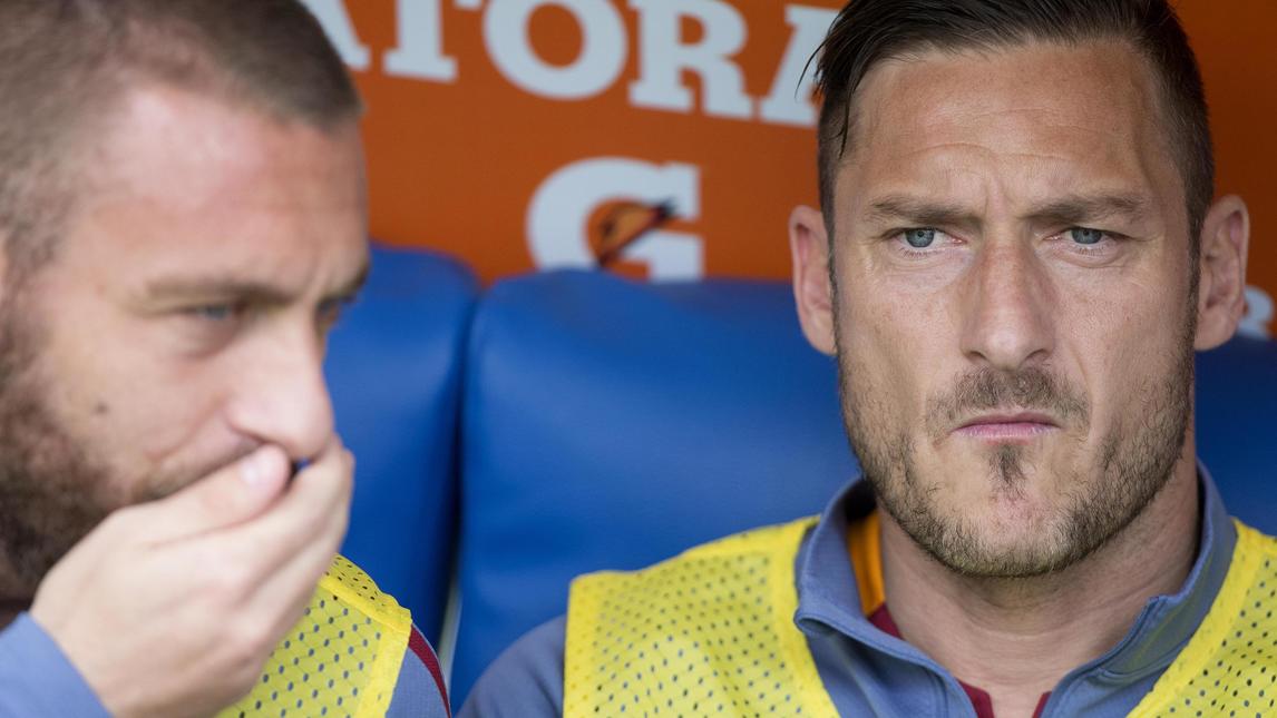 Totti e De Rossi, che coppia in panchina: cosa si saranno detti?