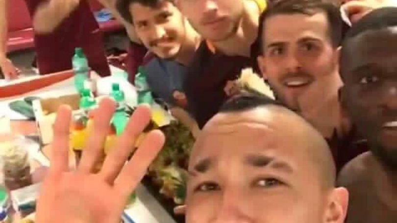 «Forza Roma alè!»: i giocatori della Roma cantano il coro