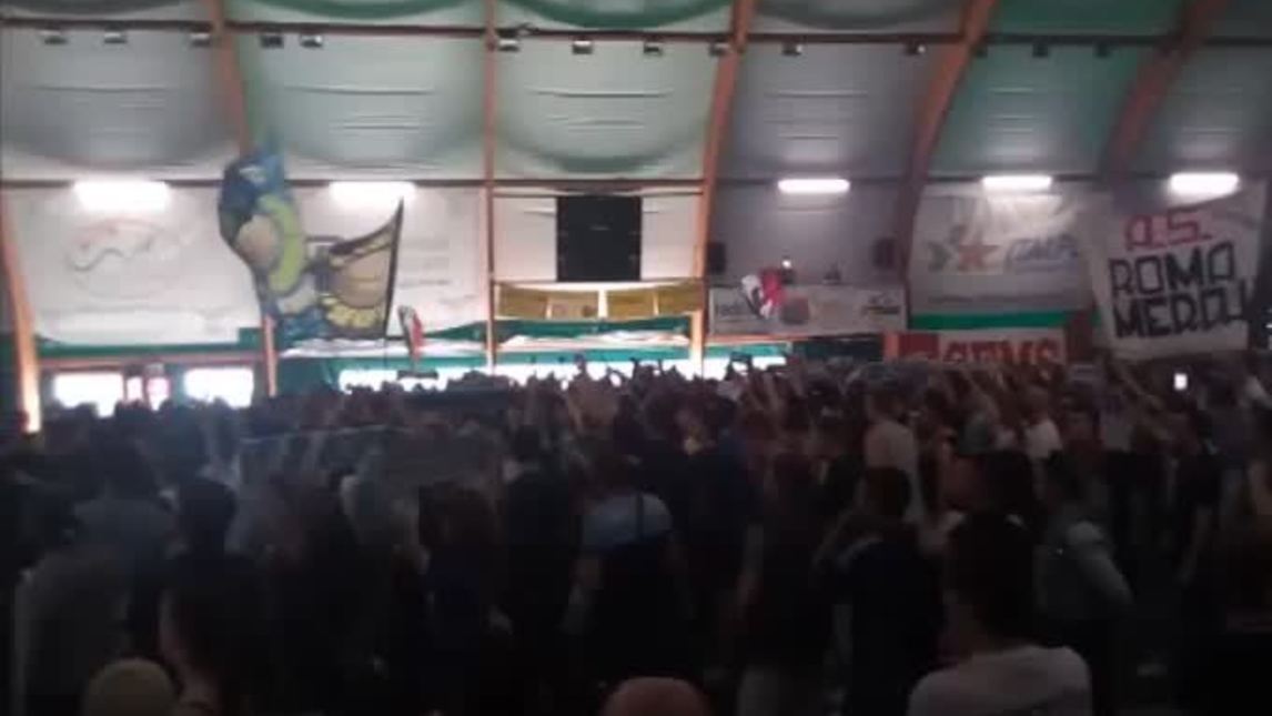 Lazio, i tifosi cantano l'inno