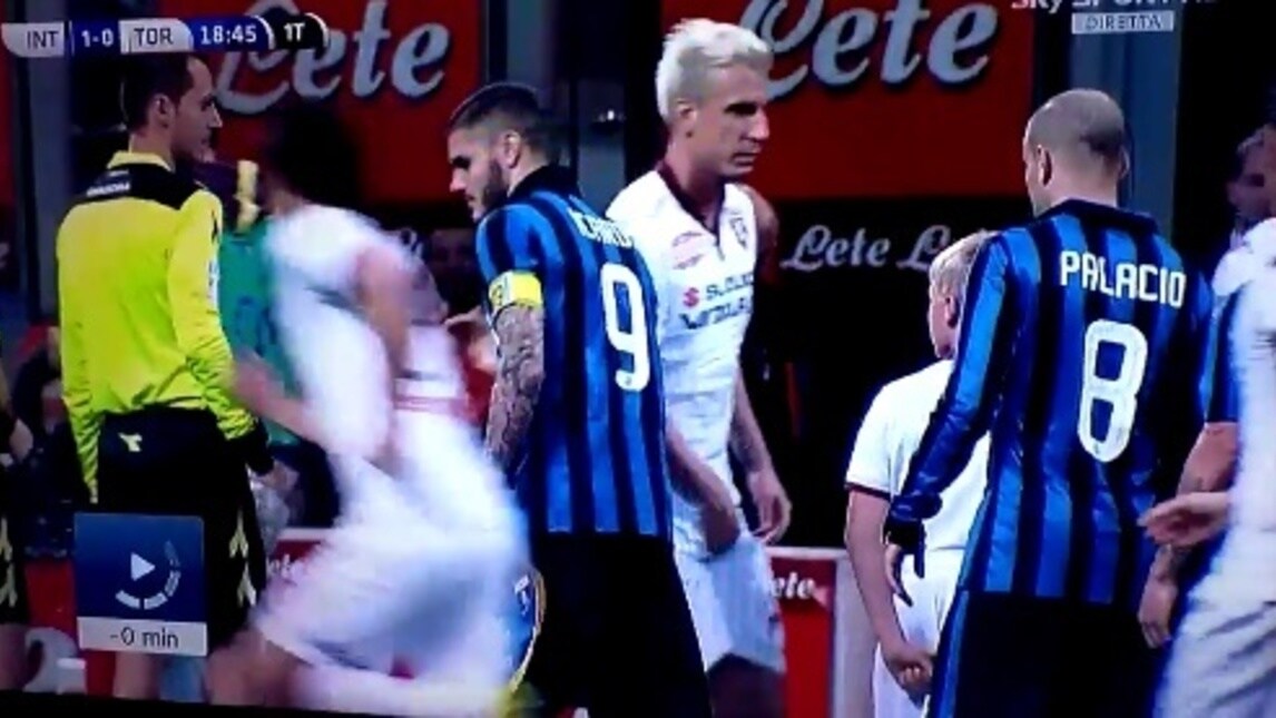 Maxi Lopez non stringe la mano a Icardi e si tocca le parti basse