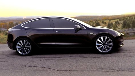 Tesla Model 3, debutto per la berlina elettrica