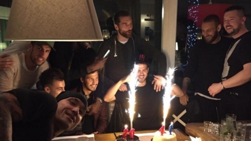 Roma, Pjanic festeggia 26 anni: la torta è speciale, sopra c'è il 4-1
