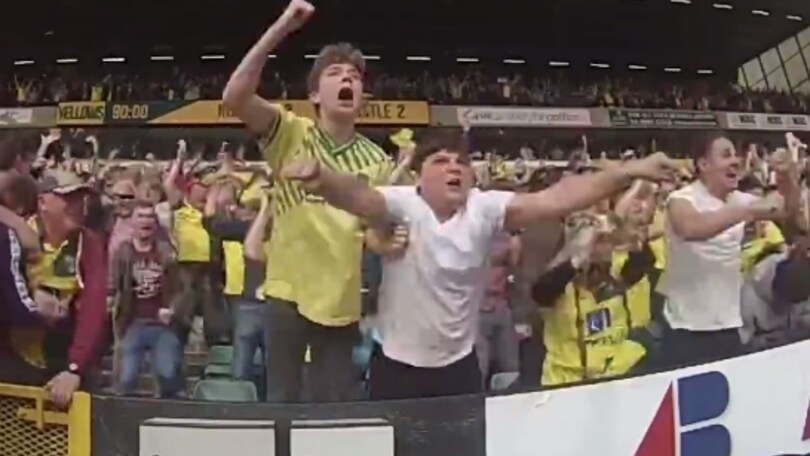 Il gol del Norwich fa impazzire i tifosi in curva