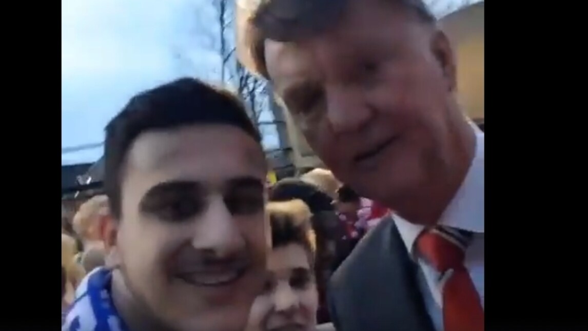 Van Gaal, selfie col tifoso ma...
