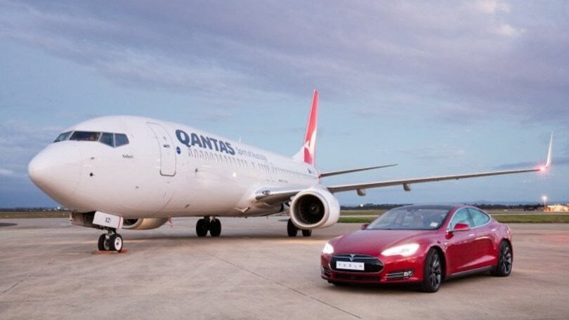 Tesla Model S, la supercar sfida il jet