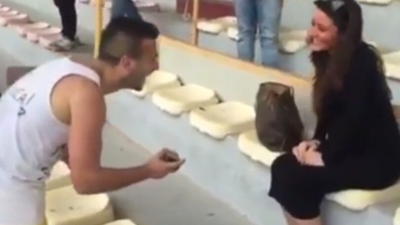 Segna un gol e poi fa la proposta di matrimonio