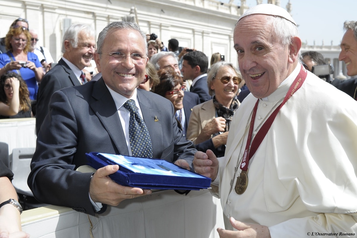 Maratona di Roma, il Papa riceve la medaglia ufficiale