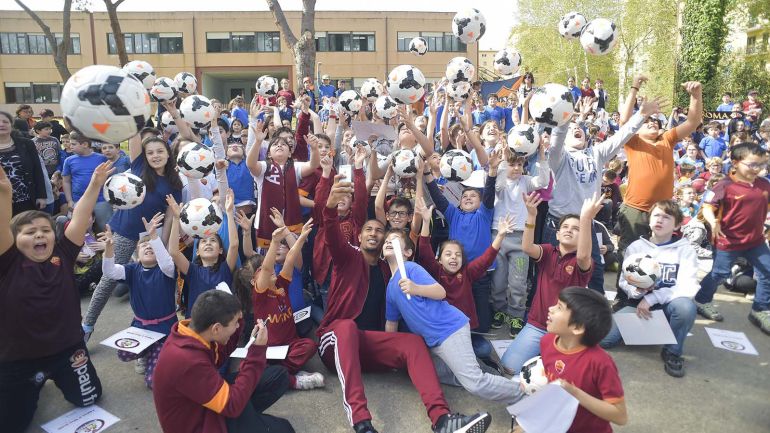 Roma, Vainqueur incontra il tifoso della Lazio che lo aveva insultato: «Mai più razzismo»