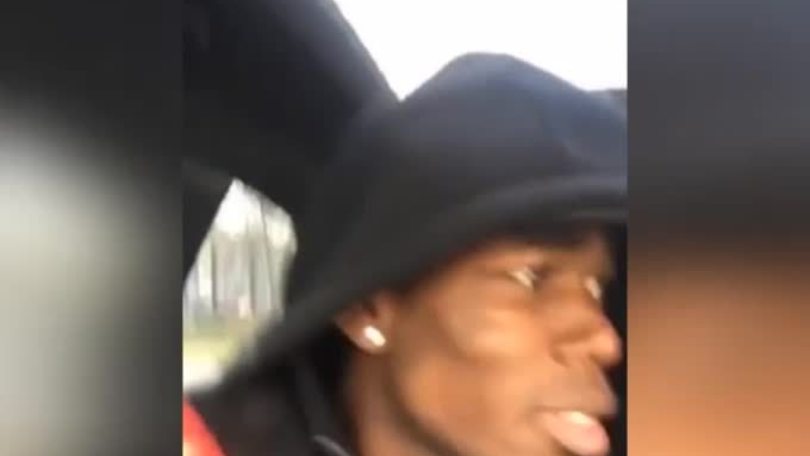 Pogba balla e canta in auto