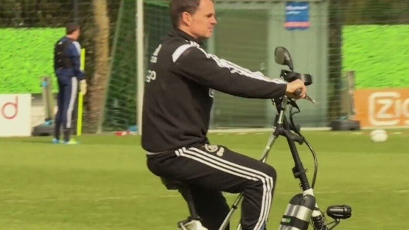 De Boer torna ad allenare...in motorino