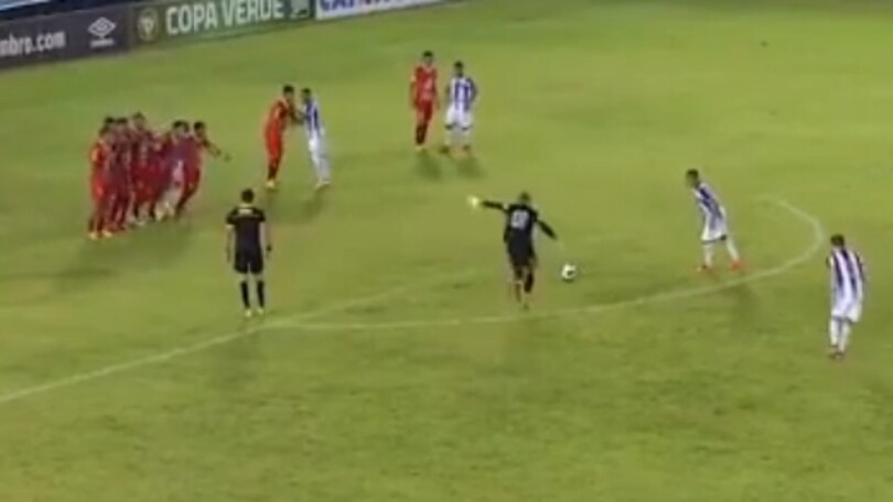 Il portiere batte una punizione...da dimenticare