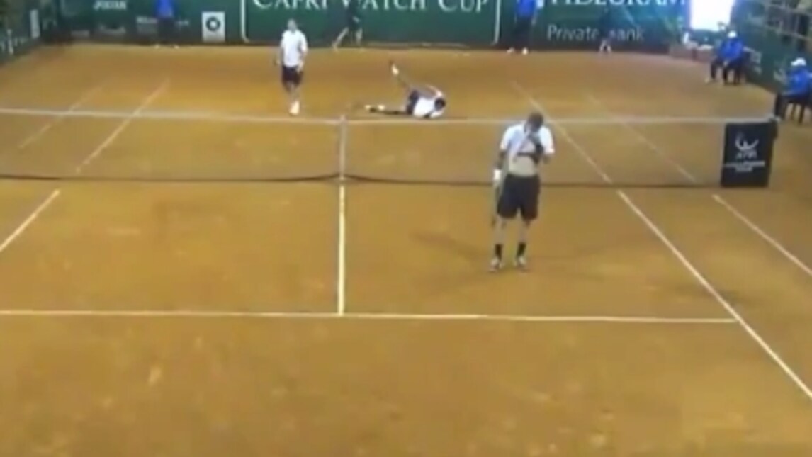 Colpisce con la pallina l'avversario e viene squalificato