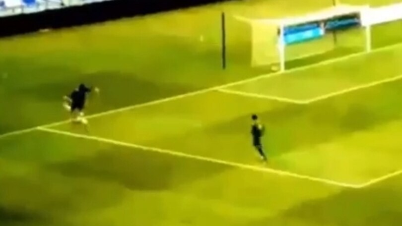 Autogol di classe: il portiere non crede ai suoi occhi