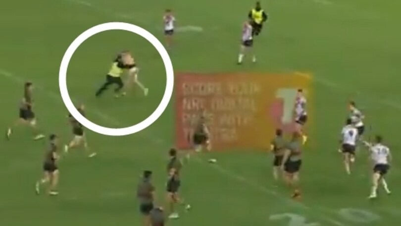 Streaker nudo in campo "atterrato" in Australia