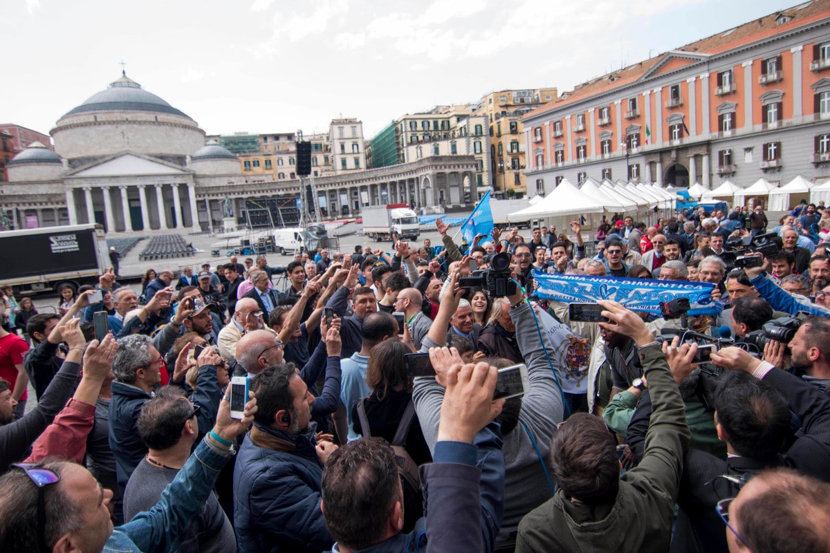 Napoli, i tifosi scendono in piazza: flash mob per difendere Higuain