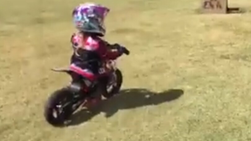 La figlia di Stoner in moto a 4 anni